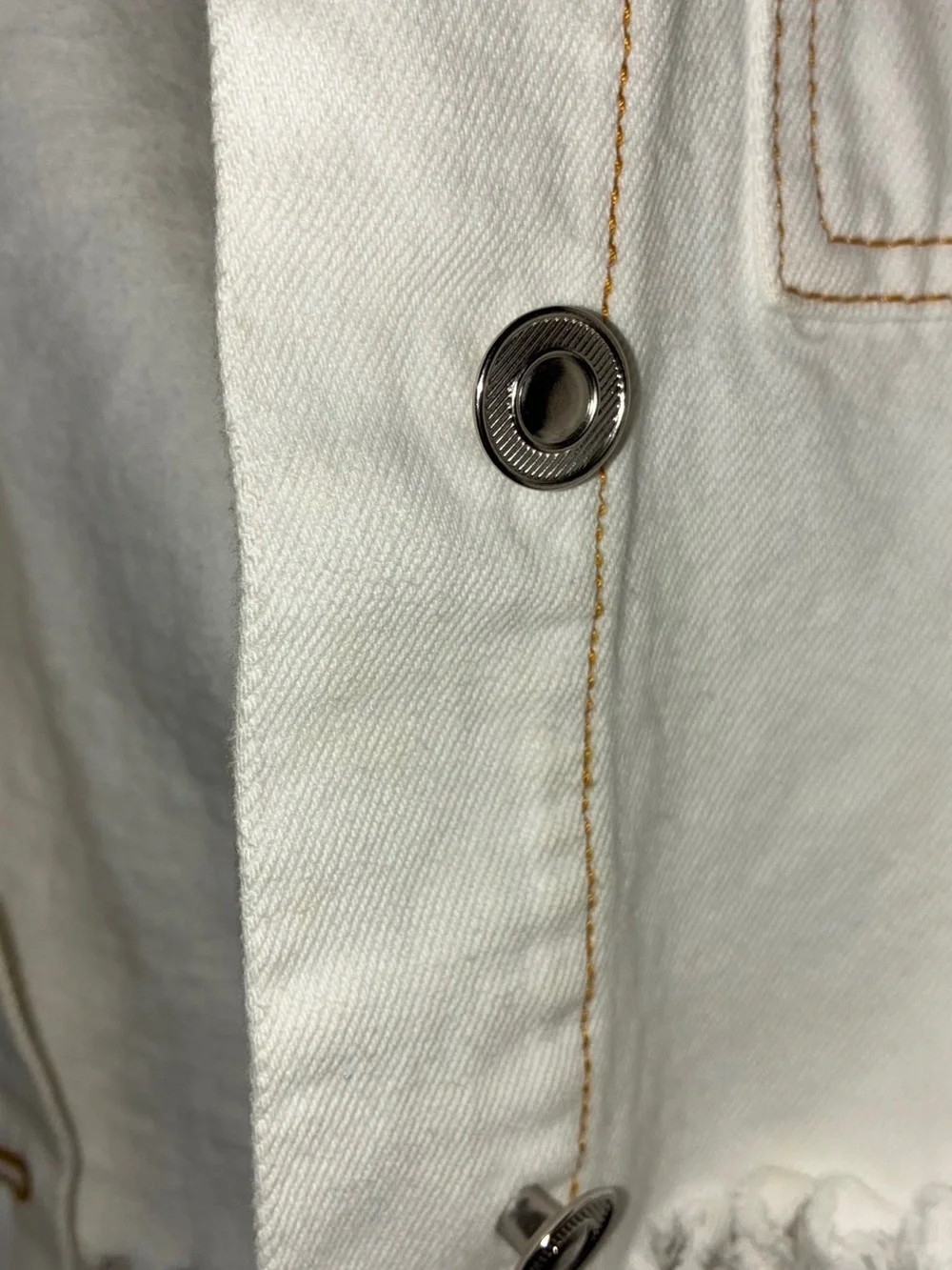 Fray‎ white denim jacket featuring raw fringe bottom hem. Sz S